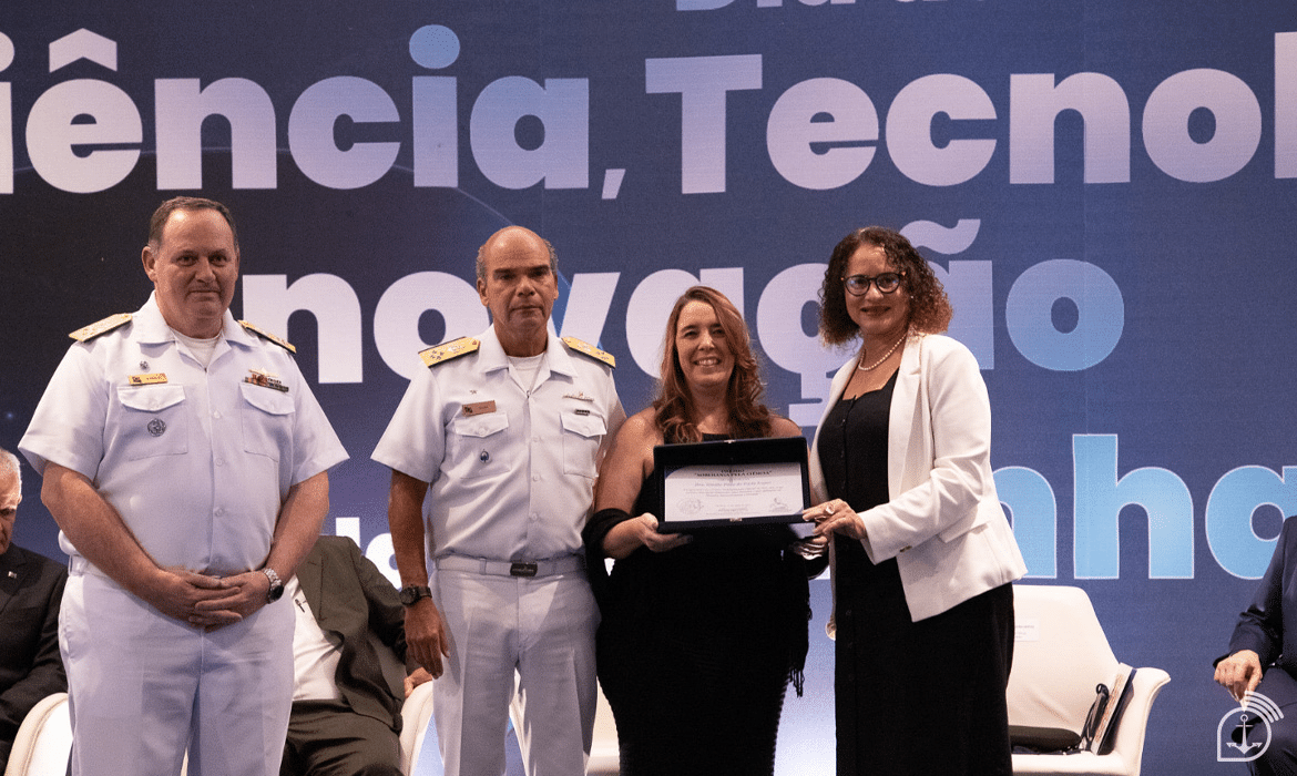 Evento com militares e mulheres recebendo certificado.
