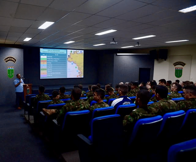 Palestra militar com apresentação de slides.