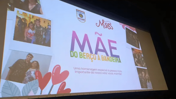 Evento homenagem às mães em auditório.