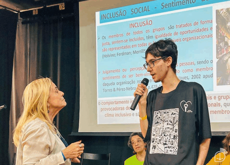 Palestra sobre inclusão social com apresentação em tela.