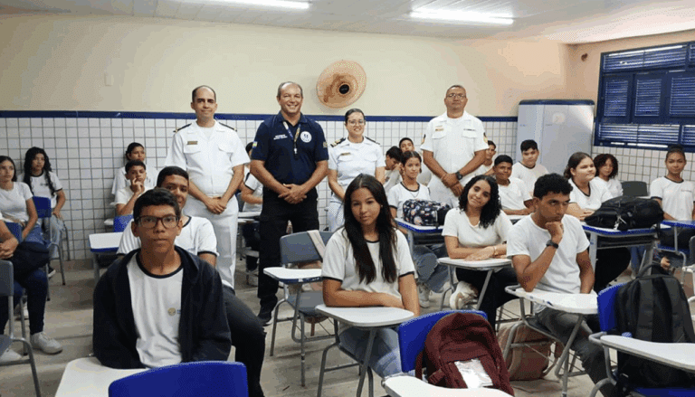 Oficiais visitam alunos em sala de aula.