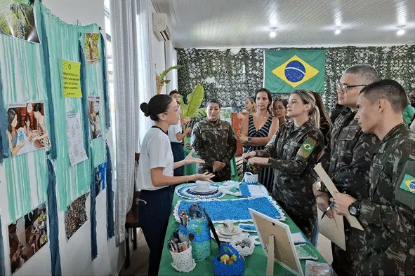 Feira de Ciências sobre Amazônia com militares e civis.