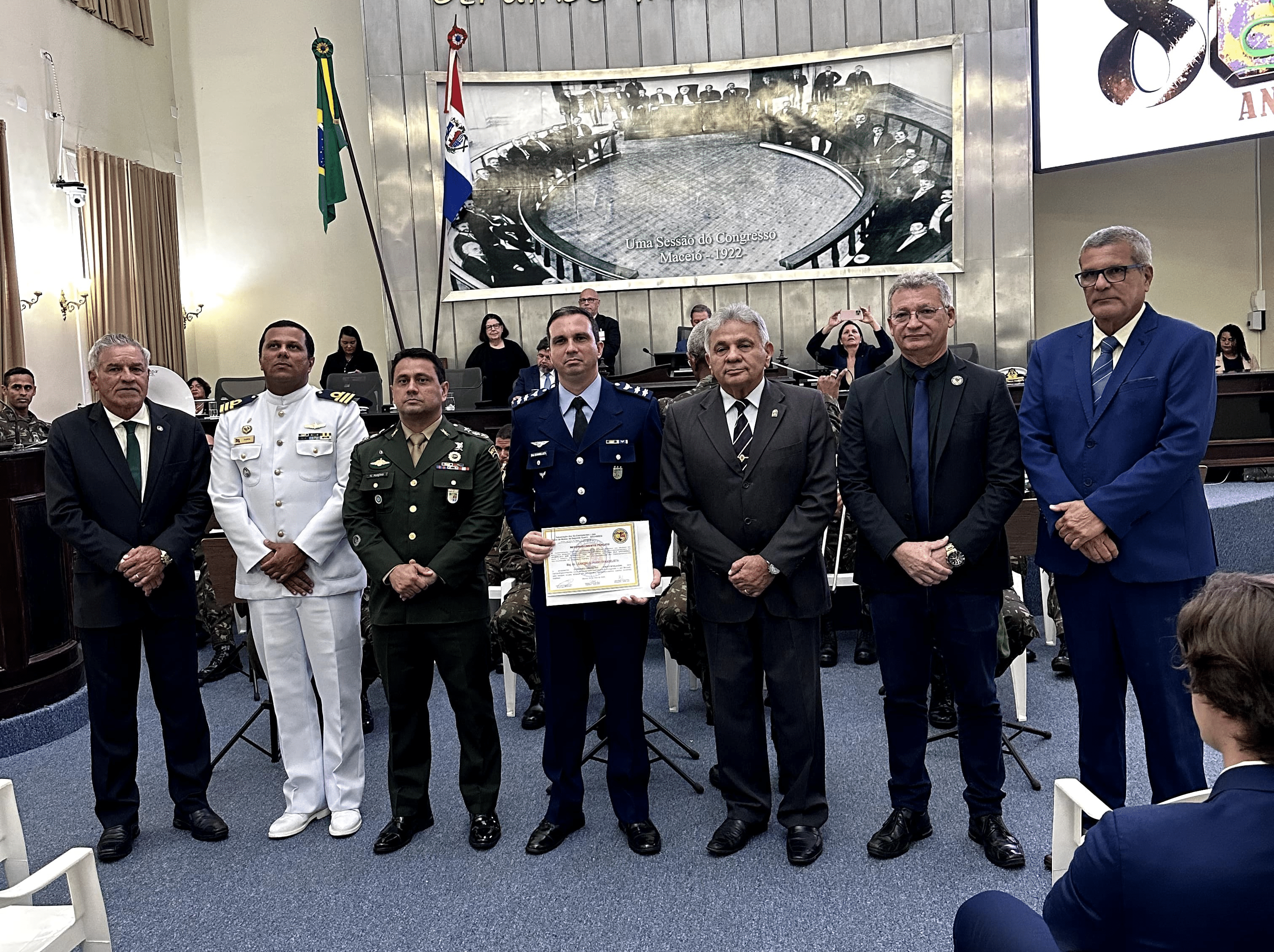 Cerimônia de entrega de certificação militar em auditório.