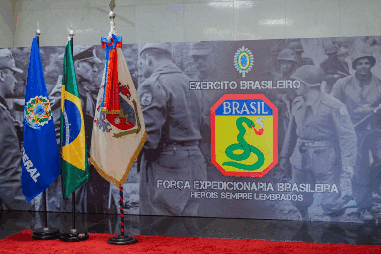 Bandeiras do exército brasileiro em exposição comemorativa.