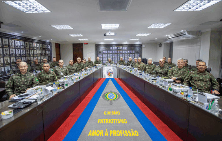 Generais do exército em reunião de trabalho.