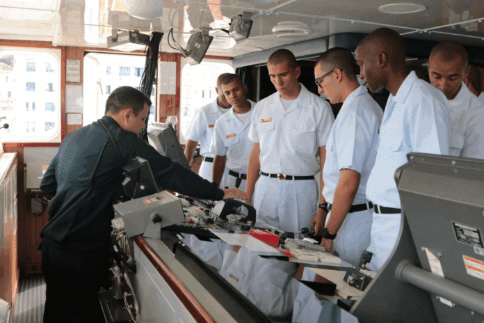 Instrutor orienta cadetes em treinamento naval