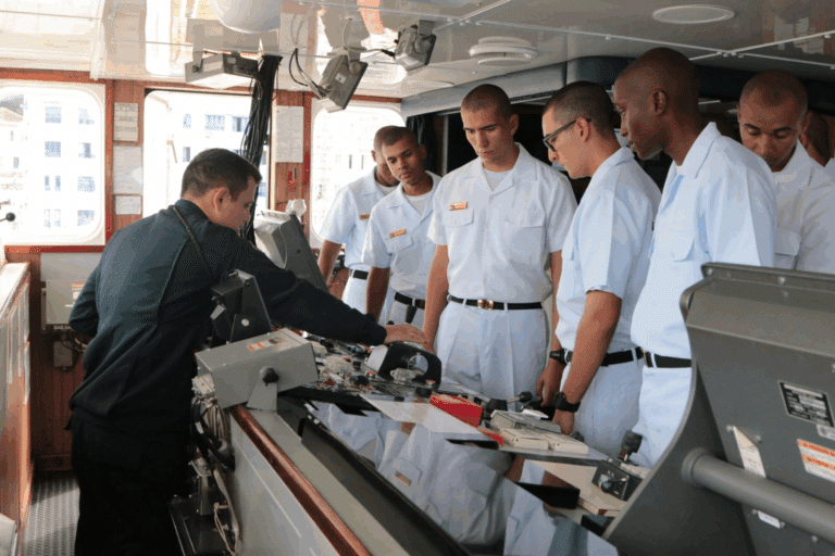 Instrutor orienta cadetes em treinamento naval