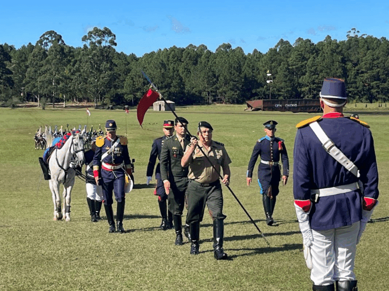 Desfile militar com oficiais uniformizados e cavalo branco