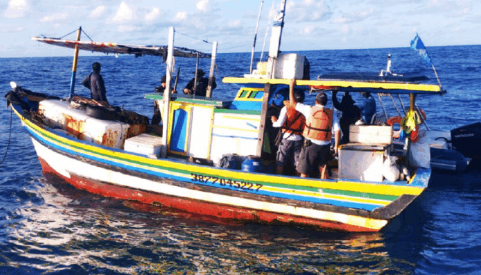 Barco de pesca colorido no mar aberto.