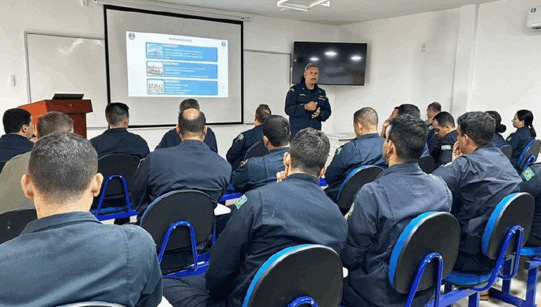 Apresentação para militares com projetor. Sala de aula.