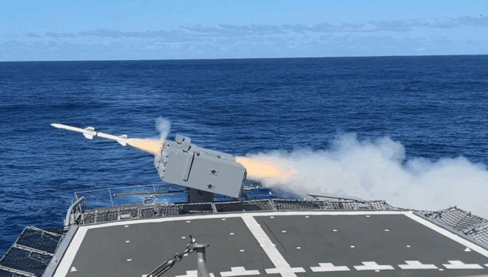 Lançamento de míssil no mar a partir de navio.