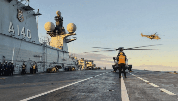 Helicópteros em porta-aviões durante operação.
