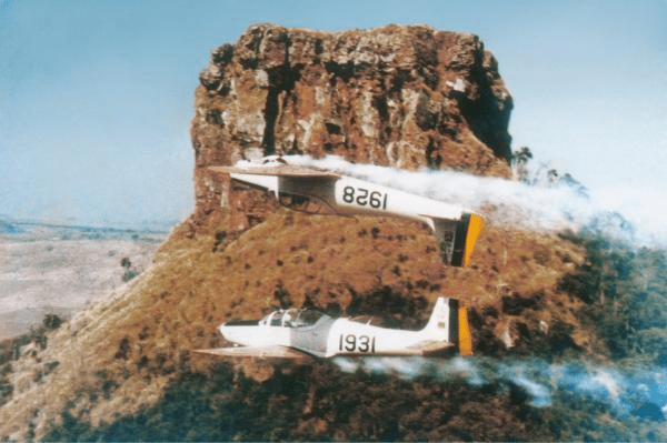 Aviões voando em frente a montanha brasileira.