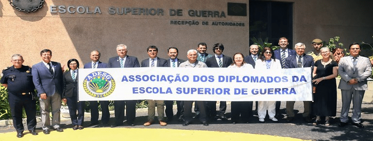 Pessoas seguram faixa da Associação da Escola de Guerra.