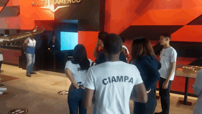 Grupo visita Museu Flamengo, recepção ao fundo.