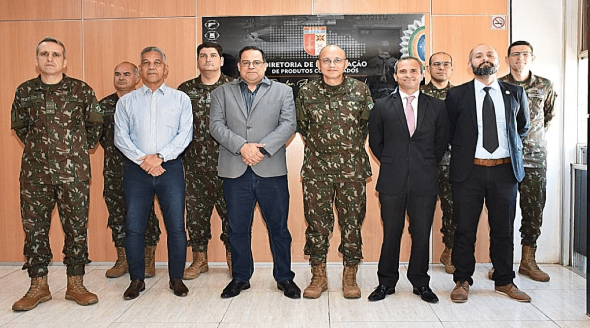 Grupo de homens em traje militar e formal.