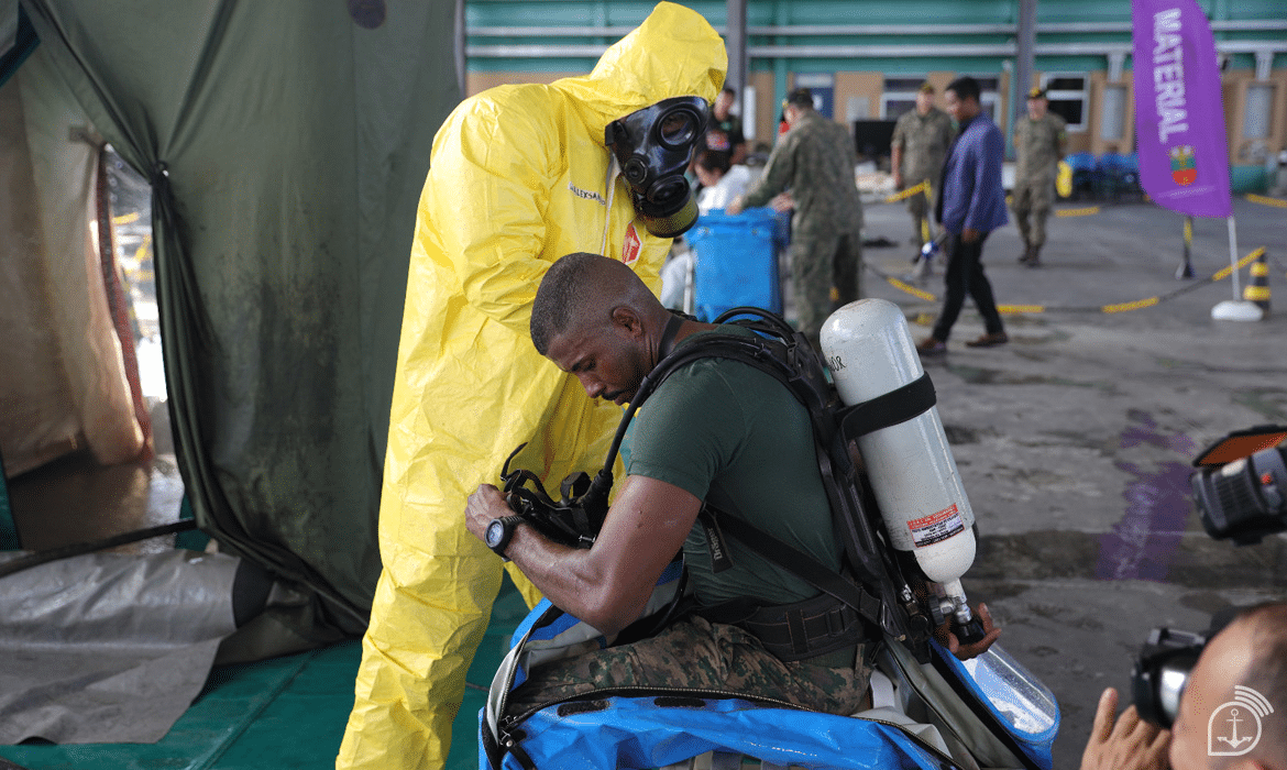 Treinamento militar com equipamento de proteção química.