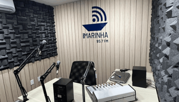 Estúdio da Rádio Marinha com microfones e mesa de som. Estúdio da Rádio Marinha com microfones e mesa de som.