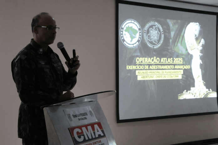 Palestrante apresenta sobre Operação Atlas 2025.