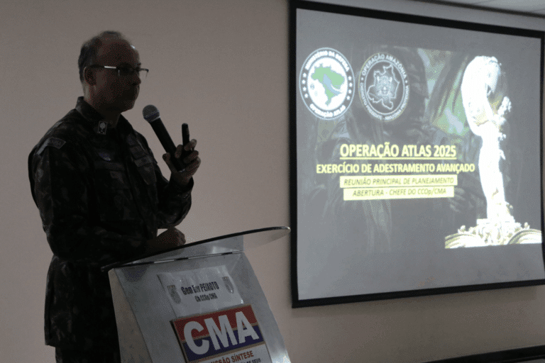 Palestrante apresenta sobre Operação Atlas 2025.