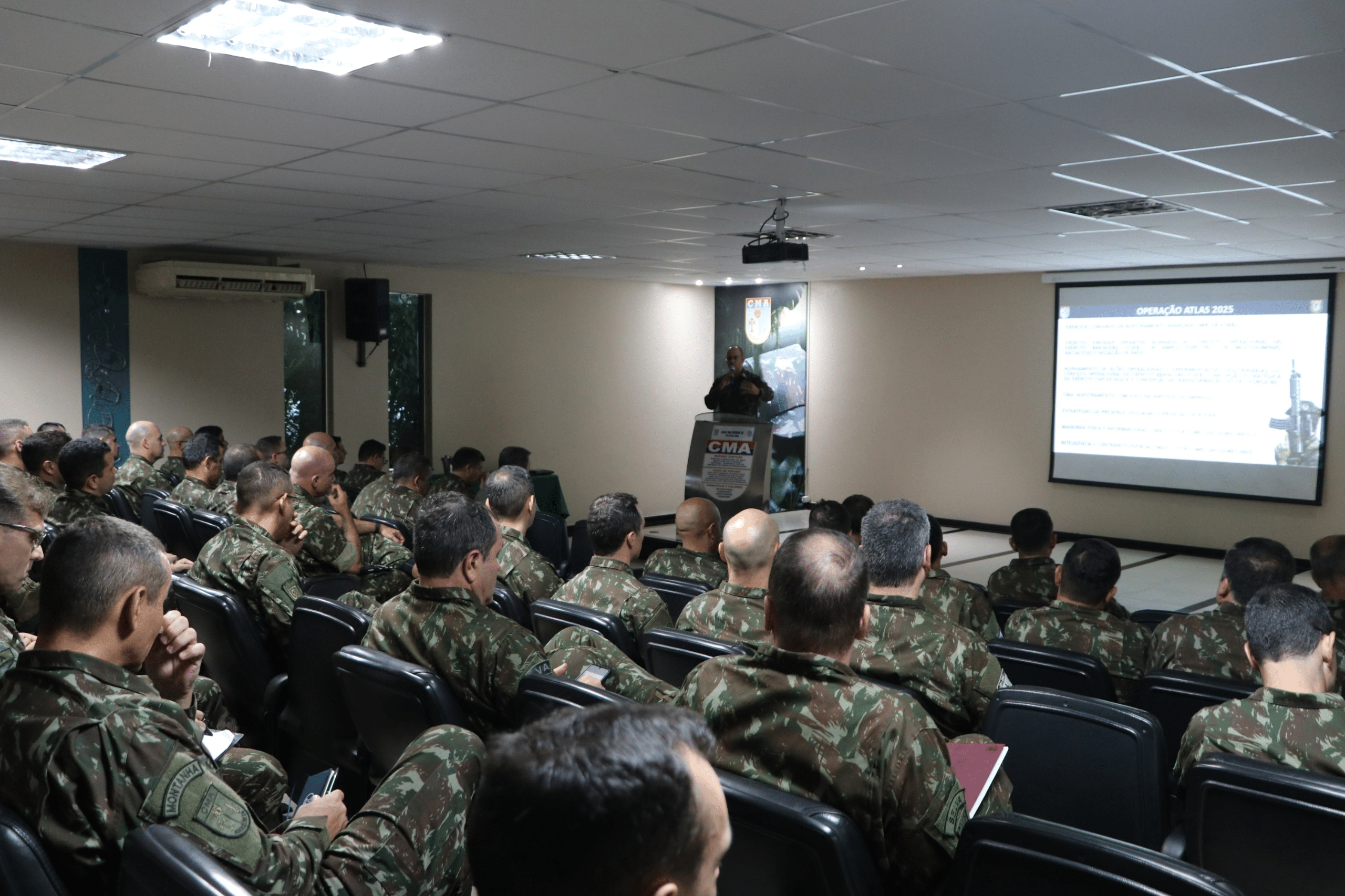 Palestra militar sobre Operação Atlas 2025 no auditório.