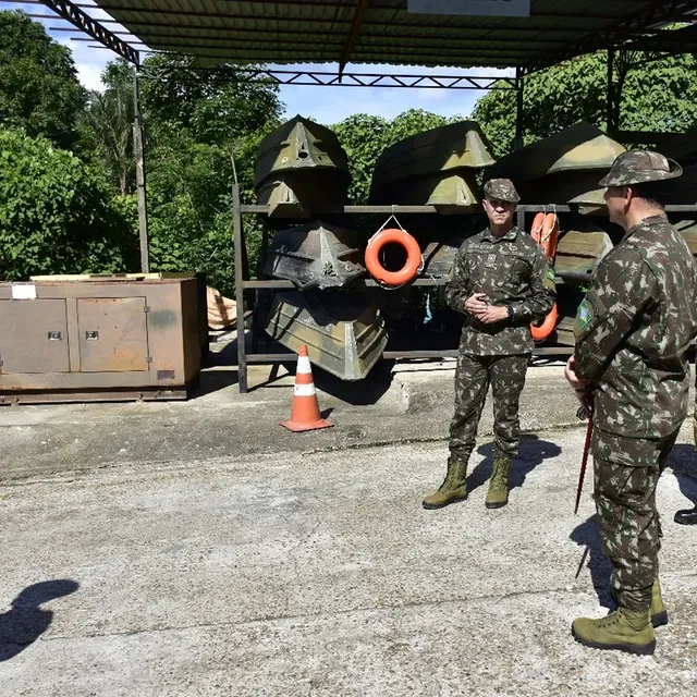 16ª Brigada de Selva inspeciona meios fluviais na Amazônia