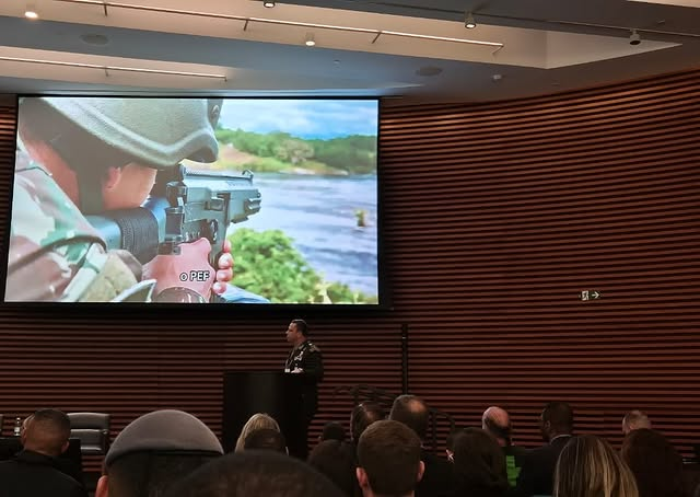 Apresentação sobre operações militares em conferência.