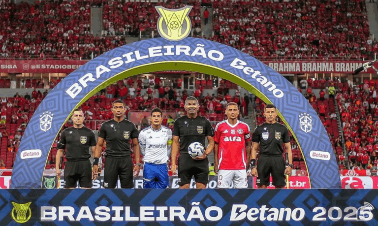Jogadores posam no início do Brasileirão 2023.