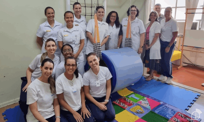 Equipe médica em uniformes sorrindo