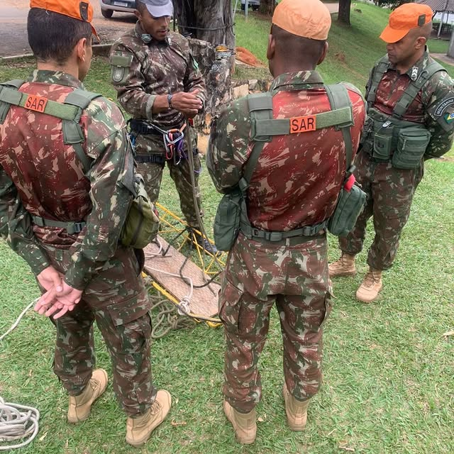 Militares em atividade de resgate com cordas.