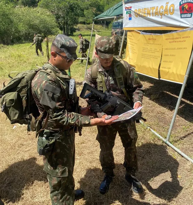 Soldados em exercício militar, mapa em mãos.