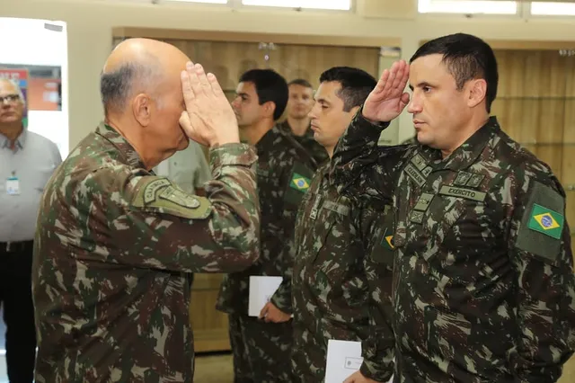 Soldados do Exército brasileiro em saudação formal.