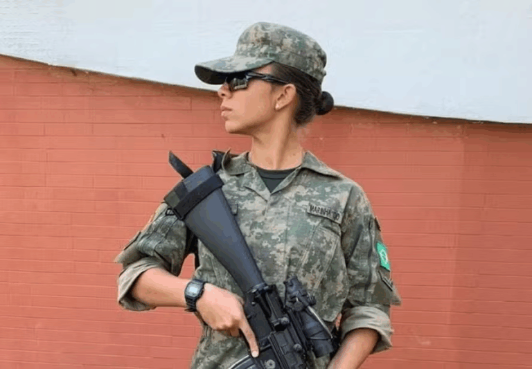 Soldado Fuzileiro Naval Camila Aguiar embarca para missão com marinhas da OTAN
