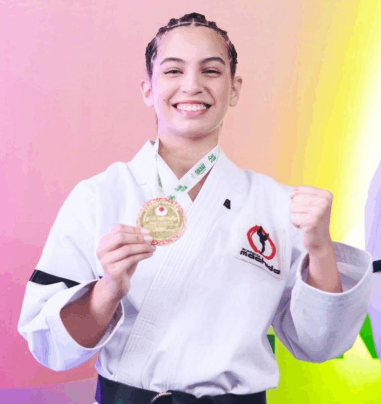 Competidora de karatê com medalha de ouro
