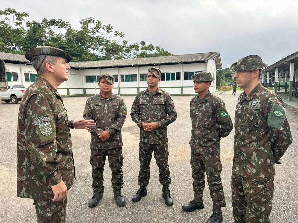 Soldados do Exército conversando em base militar.