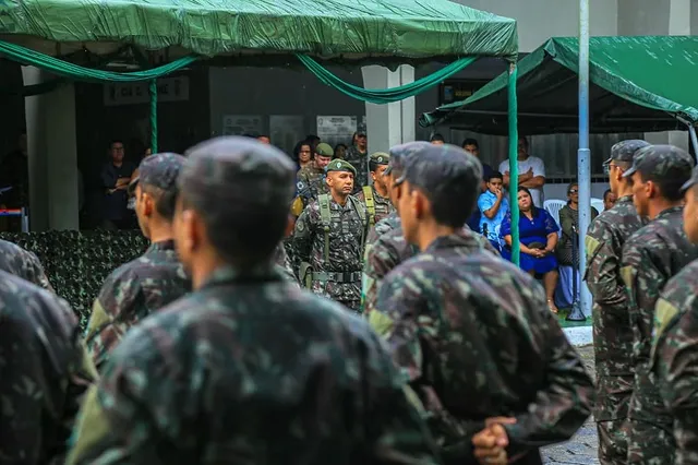 Soldados em formatura militar no Brasil.
