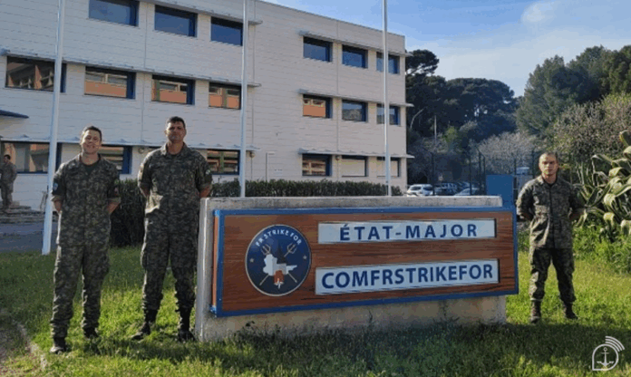 Militares em frente ao prédio do État-Major
