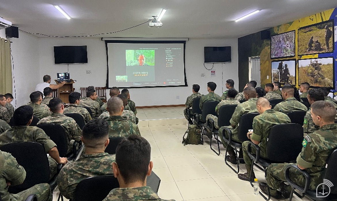 Soldados assistem a apresentação em sala de aula.