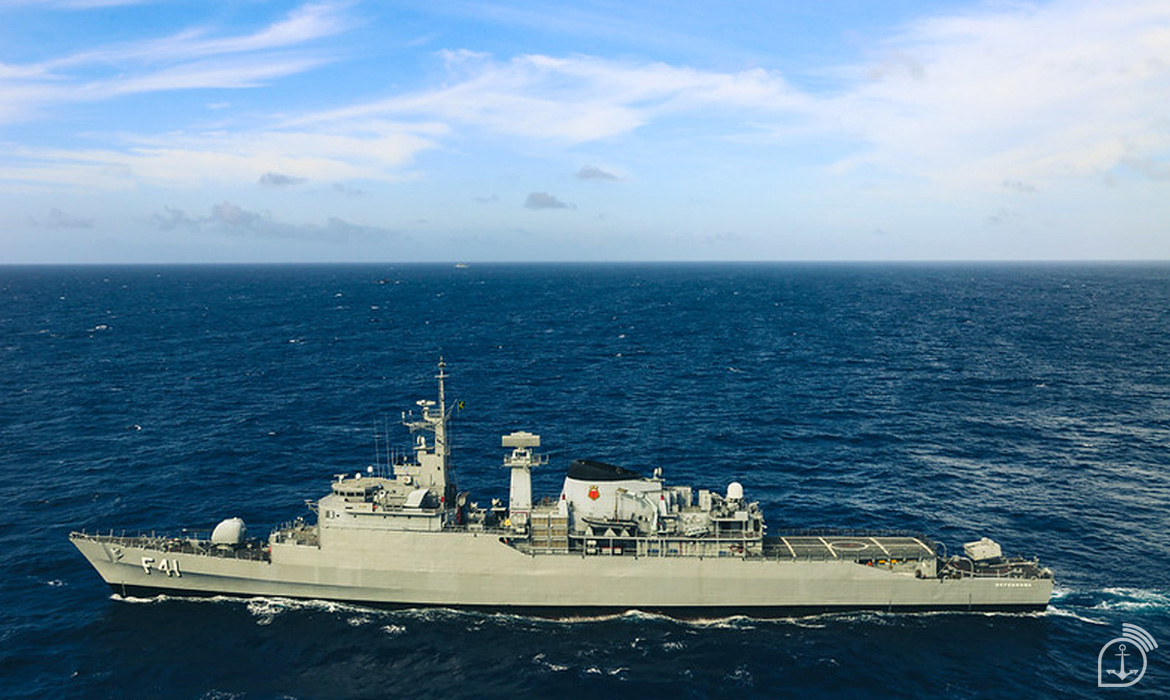 Navio militar navegando no oceano aberto durante o dia.