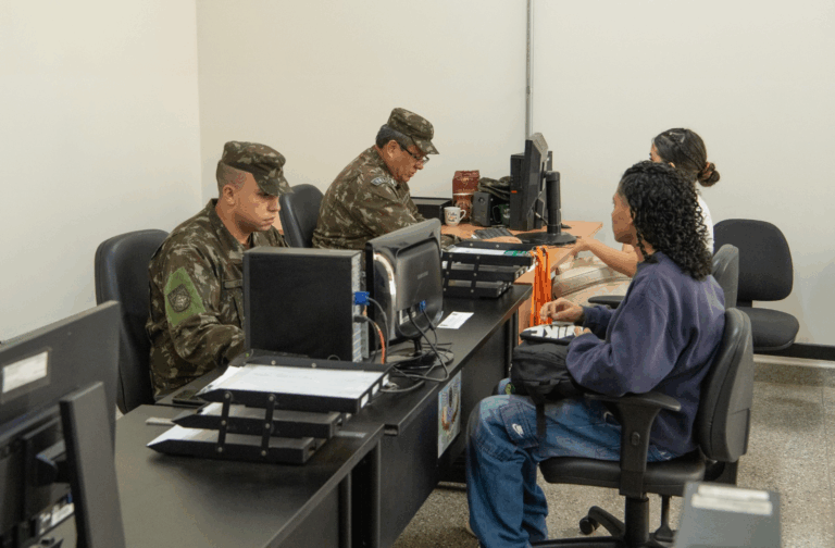 Atendimento em escritório militar com computadores.