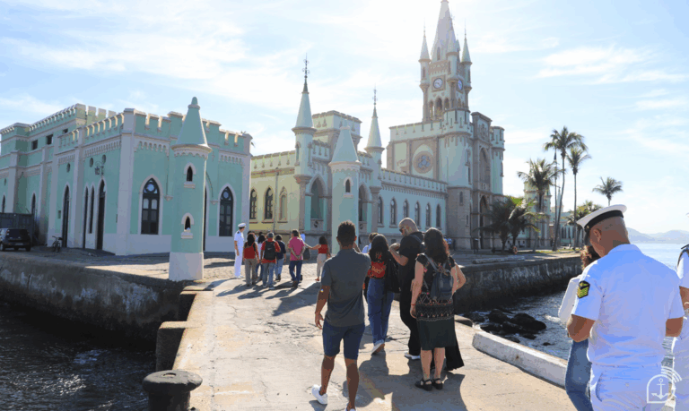 Visitantes na Ilha Fiscal, Rio de Janeiro.