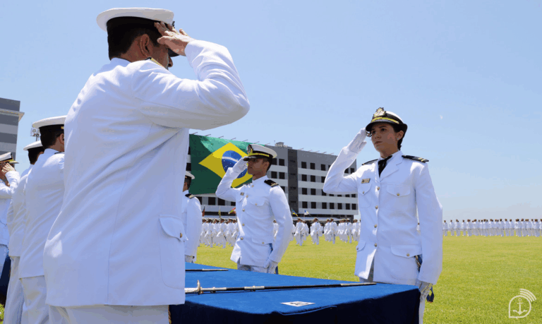 Oficiais da Marinha saudando em cerimônia oficial.