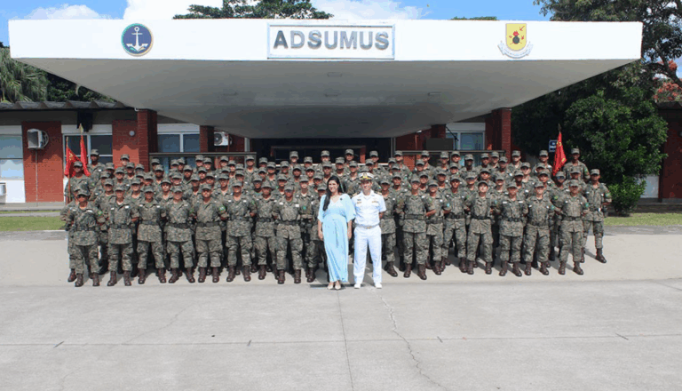 Foto de militares em frente ao prédio ADSUMUS.
