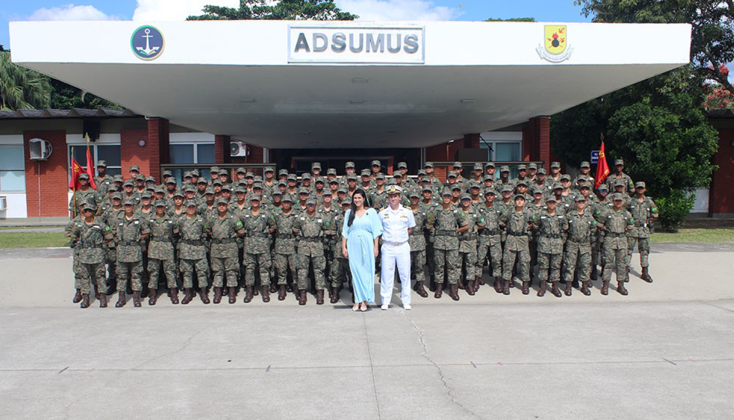 Foto de militares em frente ao prédio ADSUMUS.
