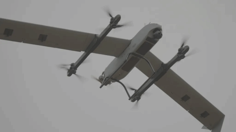 Drone voando no céu nublado.