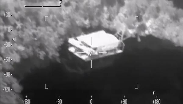 Imagem aérea noturna de infraestrutura isolada na floresta
