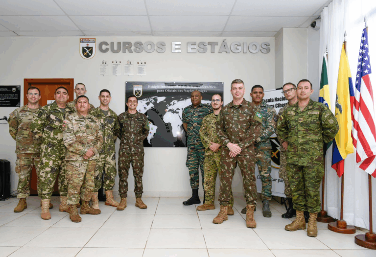 Oficiais em curso internacional de defesa cibernética.