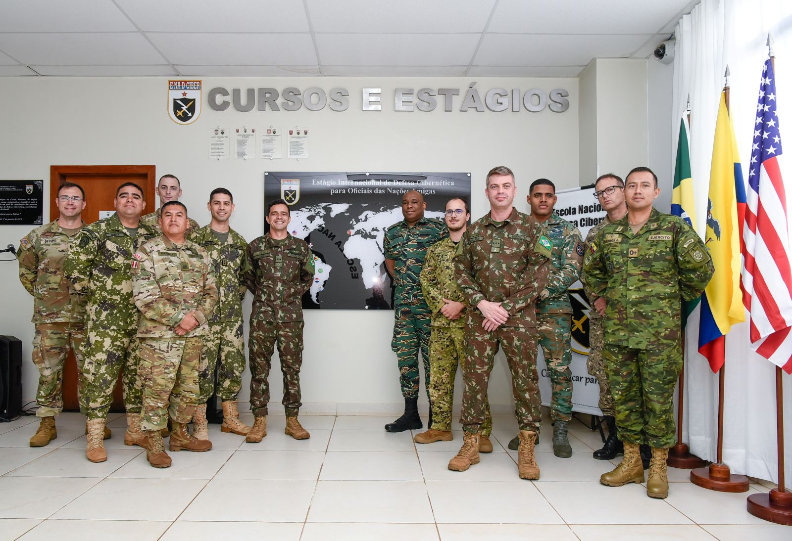 Oficiais em curso internacional de defesa cibernética.