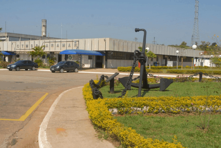 Entrada do CTMSP Aramar com âncora decorativa