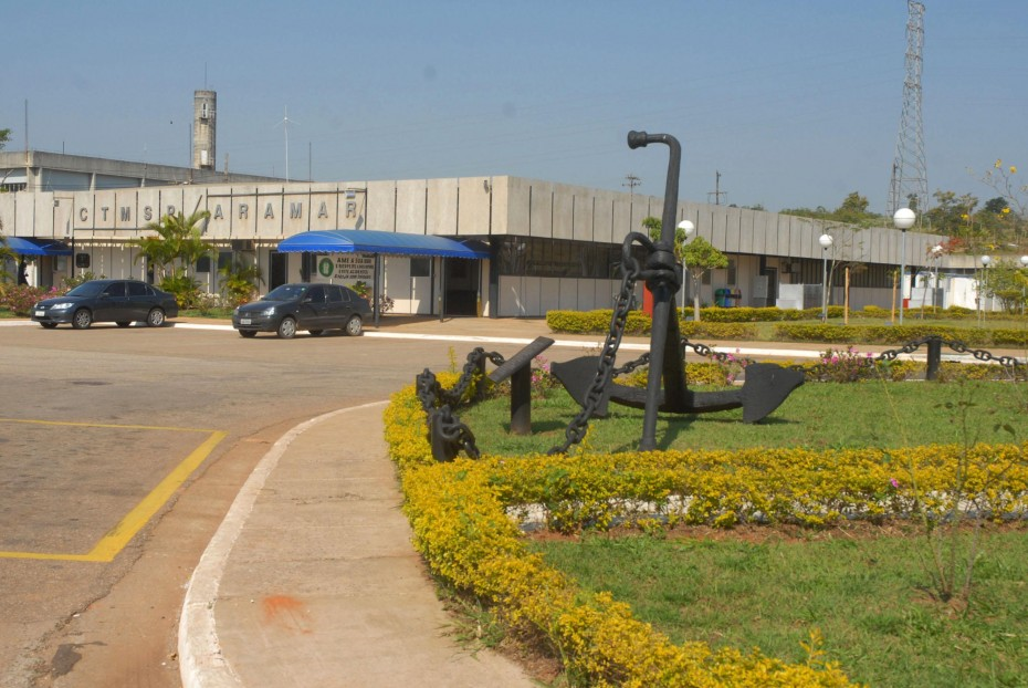 Entrada do CTMSP Aramar com âncora decorativa